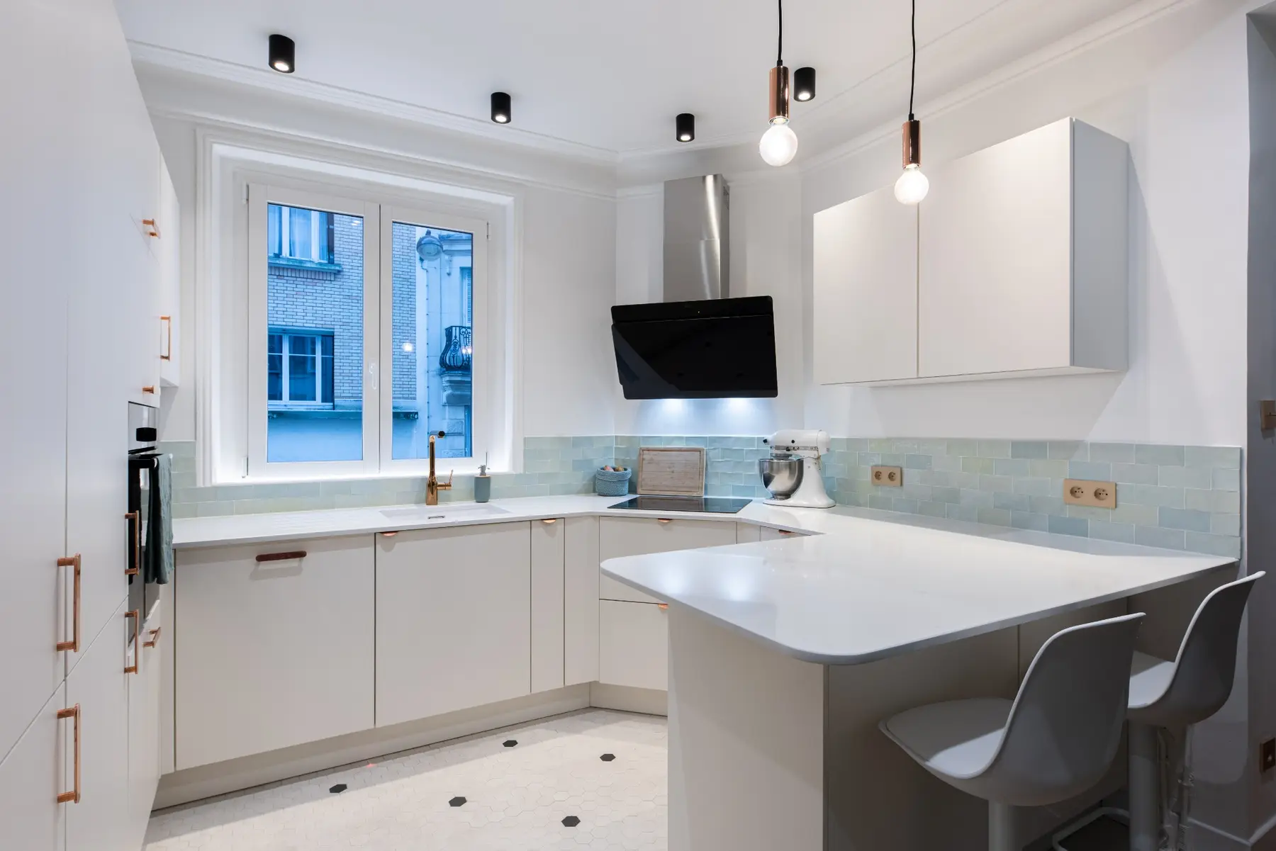 Cuisine avec façades et rangements sur mesure